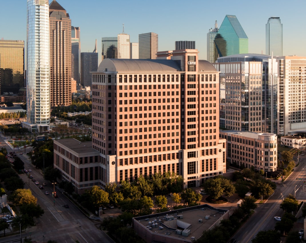 In 1989, Steve Houghton's entry into Trammell Crow exposed him to the essence of the rise and fall of the large real estate industry, which later became his lifelong strategy: acquiring, holding for the long term, and never taking a single gamble